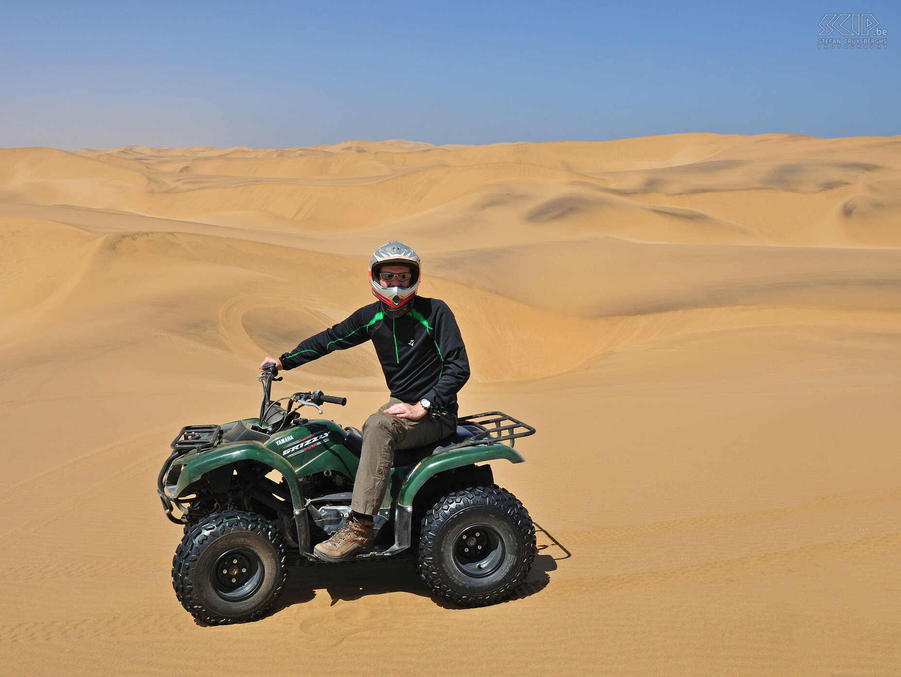 Swakopmund - Quadrijden - Stefan In Swakopmund, een stad aan de kust, kan je allerlei avontuurlijke activiteiten boeken. Ik ga er quadrijden en sandboarden. Stefan Cruysberghs